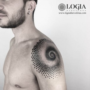 tatuaje-hombro-espiral-logiabarcelona-ana-godoy-  